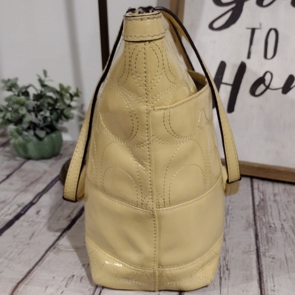 😁 Coach Custard Yellow Patent Leather Signature Stripe Tote Shoulder Bag - Picture 6 of 13